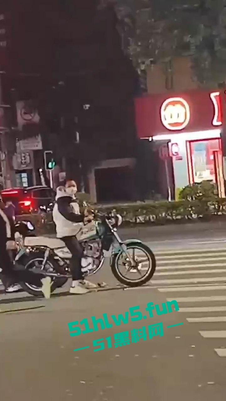 重口血腥场面慎点!广东普宁cw电竞社精神小伙线下真实暴砍对手致皮开肉绽。-1