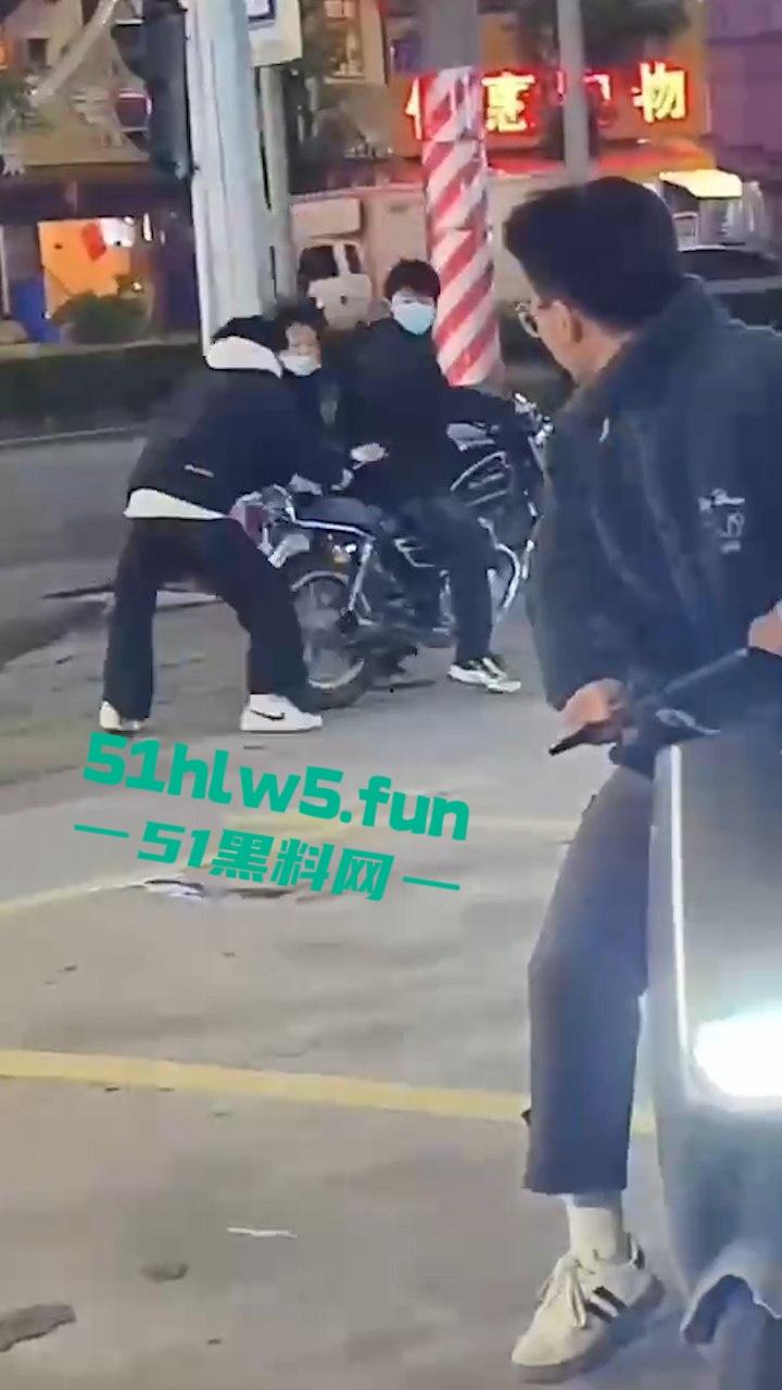 重口血腥场面慎点!广东普宁cw电竞社精神小伙线下真实暴砍对手致皮开肉绽。-5