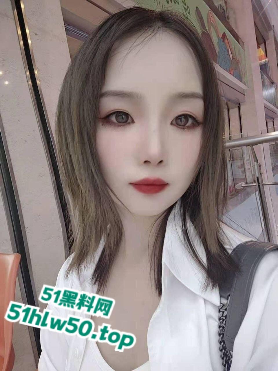 云南昆明汽车销售员【冰冰】淫荡人妻,淫乱视频惨遭情人泄密流出,黑丝骚穴特写!-2