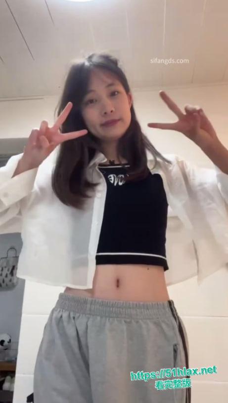 可爱大眼贫乳萌妹私密炮战视频流出!甜美清纯脸蛋全裸自拍奶头硬翘阴唇湿润欲拒还迎,男友大鸡巴无套狂怼骚穴主动迎合变床上骚货-1