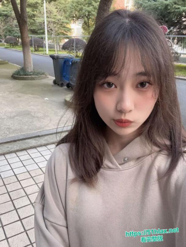 可爱大眼贫乳萌妹私密炮战视频流出!甜美清纯脸蛋全裸自拍奶头硬翘阴唇湿润欲拒还迎,男友大鸡巴无套狂怼骚穴主动迎合变床上骚货-9