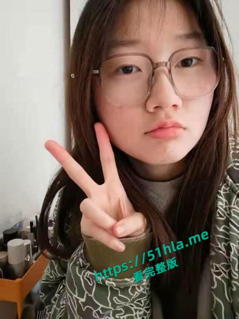 曲阜师范大学【何鑫】与男友性爱视频流出,白嫩胴体让人欲罢不能,对镜玩穴足交伺候主人超劲爆!-1