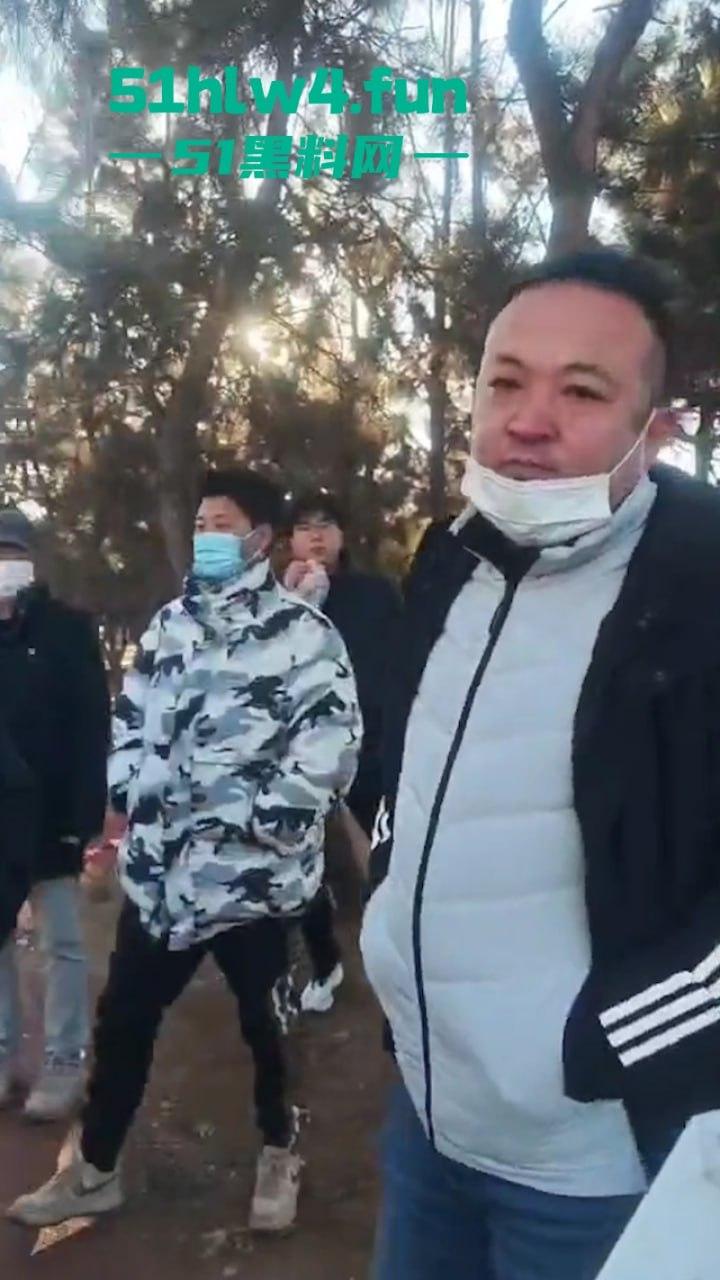 平民夫妻俩于日照航海工程职业学院门口摆摊,不明人物掀摊找事现场视频,实在可恶!-5