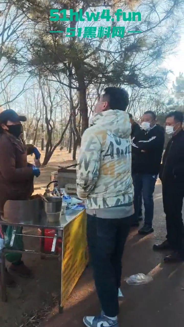 平民夫妻俩于日照航海工程职业学院门口摆摊,不明人物掀摊找事现场视频,实在可恶!-6