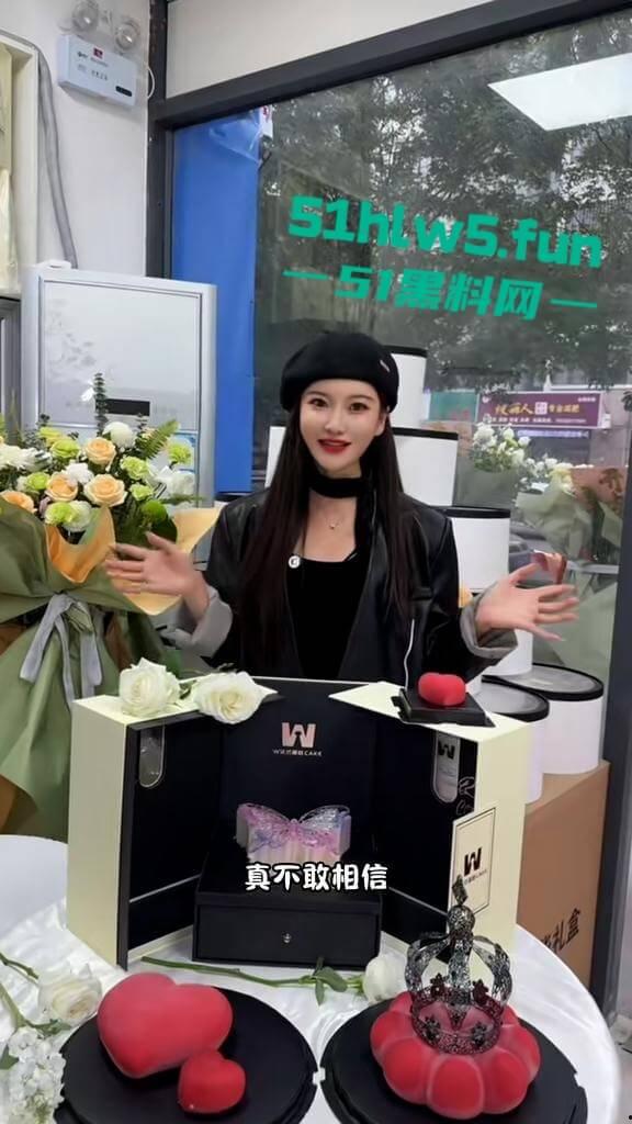 抖音网红【巩义四姑娘】和老公【时尚平民】2分51秒不雅视频曝光,这网红女神素颜差距有点大啊。-2