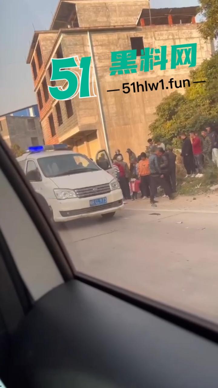 广东一辆秦plus村路嚣张飙速超车撞飞三个小伙后加速逃逸 被撞三人当场毙命血腥现场实拍流出！-8