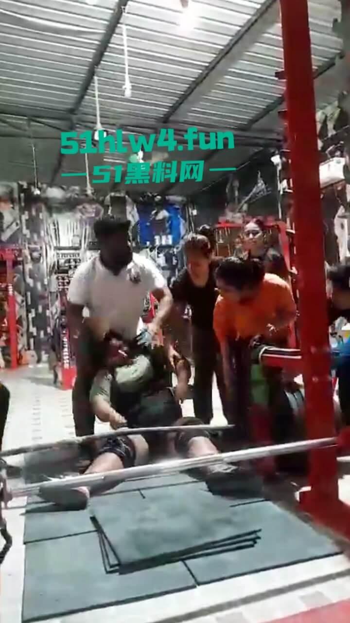 印度17岁举重运动员【YashtikaAcharya】在训练时失去平衡,活生生被270公斤杠铃压死现场视频流出。-2