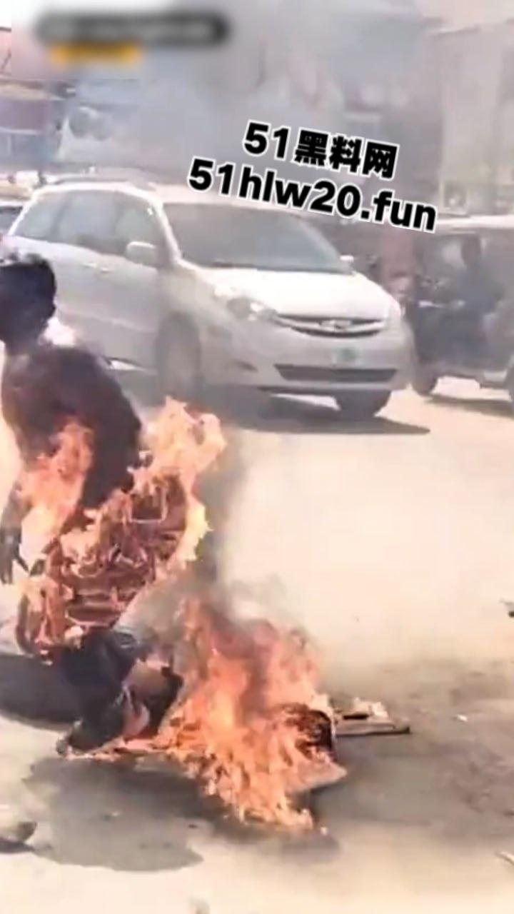 尼日利亚私刑现场,暴徒试图抢夺三轮车失败围观群众拒绝报警,改用私刑套轮胎烧人现场视频曝光。-6