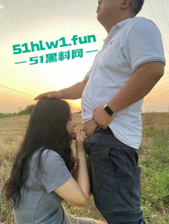 西安眉钉的大学生和摄影师拍私房照,被PUA带她出去野战喜欢追求刺激的小骚货!-1