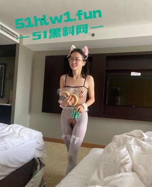 已婚老板带眼镜秘书出差,酒店运动操到天亮,工作和爽两不误,大战一夜工作和操逼同步进行!-2