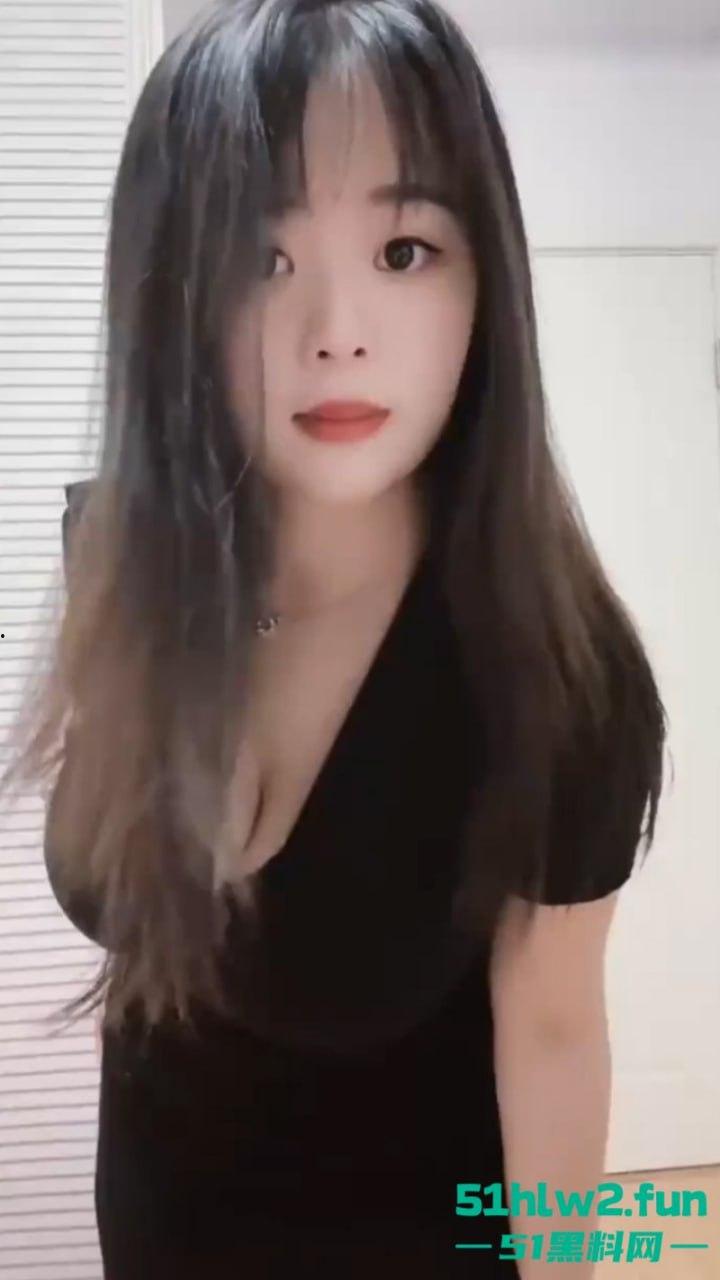 抖音巨乳网红【过去】为捞金全裸直播,超级大奶揉搓诱惑高劈双腿秀骚穴,当众特写放尿吸睛。-1