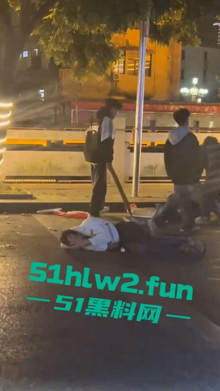 精神小伙街边斗殴为了女友逞面现场视频,骑电瓶车带人围殴一群人殴打两个人,目前几人已经被逮捕。-5