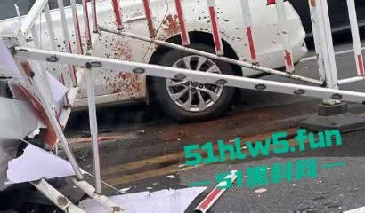 汕头金沙公园雨天路滑致小车失控撞飞数人,现场血腥场面惨不忍睹,永远不知道明天和意外谁先到来。-1