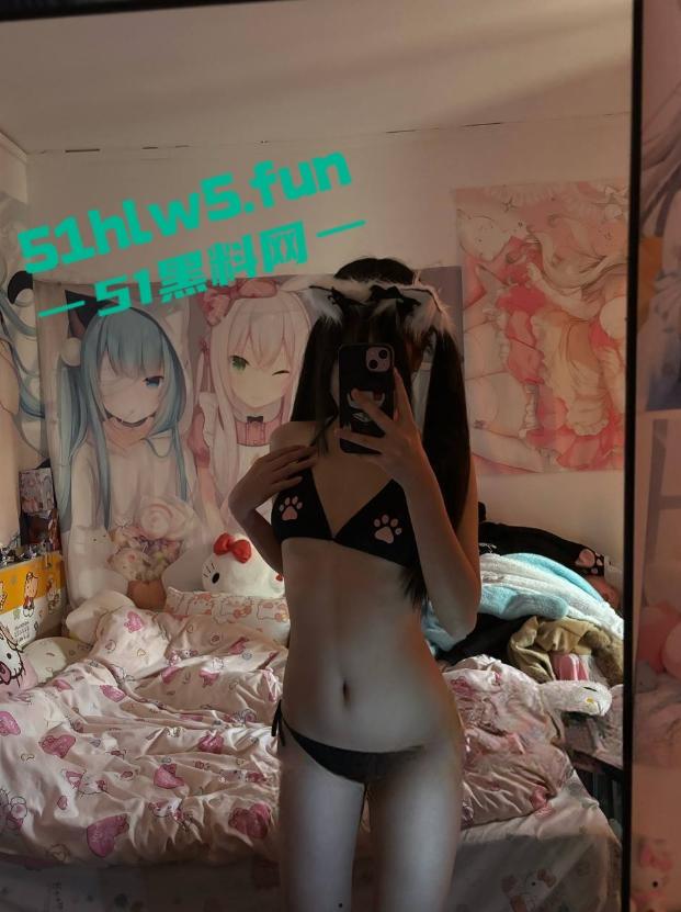 抖音20岁极品萝莉博主【不开森】真名叫【朱心蝶】前一秒直播求粉丝爸爸的礼物打赏,下一秒就远程金主裸聊!-2