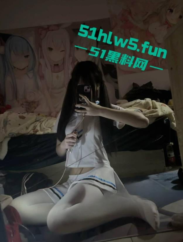 抖音20岁极品萝莉博主【不开森】真名叫【朱心蝶】前一秒直播求粉丝爸爸的礼物打赏,下一秒就远程金主裸聊!-5