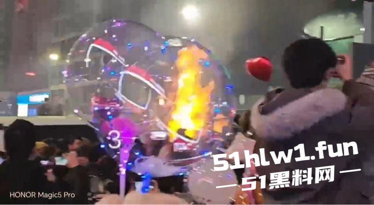 河南信阳万达广场惊现跨年爆燃,自带氢气球放飞碰上烟花直接炸,官方通报多人轻微灼伤,真是作得离谱!-6