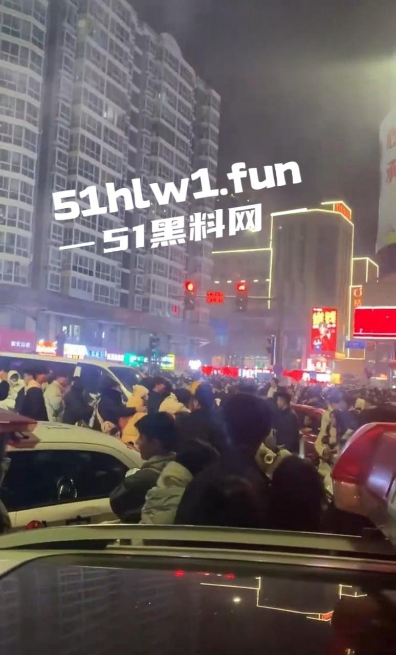 河南信阳万达广场惊现跨年爆燃,自带氢气球放飞碰上烟花直接炸,官方通报多人轻微灼伤,真是作得离谱!-8