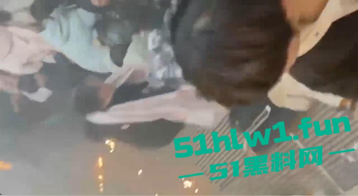 河南信阳万达广场惊现跨年爆燃,自带氢气球放飞碰上烟花直接炸,官方通报多人轻微灼伤,真是作得离谱!-9