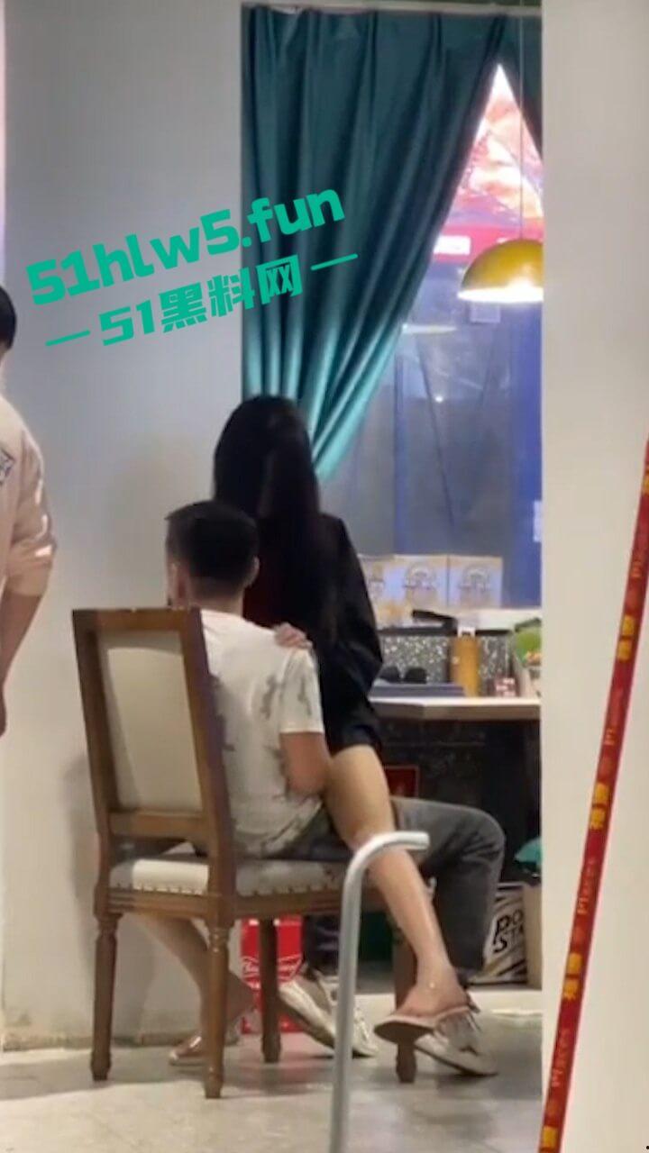 监控实拍!户外激情老玩家大庭广众之下直接啪啪,公共场所直接兽欲大发控制不住发泄。-5