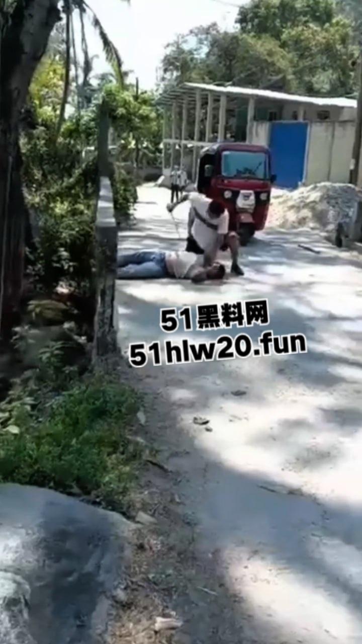 【血腥恐怖】哥伦比亚街头砍人,男子持刀将人砍倒后对着脑袋疯狂劈砍,当街持刀爆头?-1