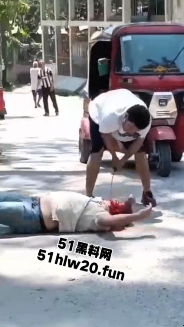 【血腥恐怖】哥伦比亚街头砍人,男子持刀将人砍倒后对着脑袋疯狂劈砍,当街持刀爆头?-6