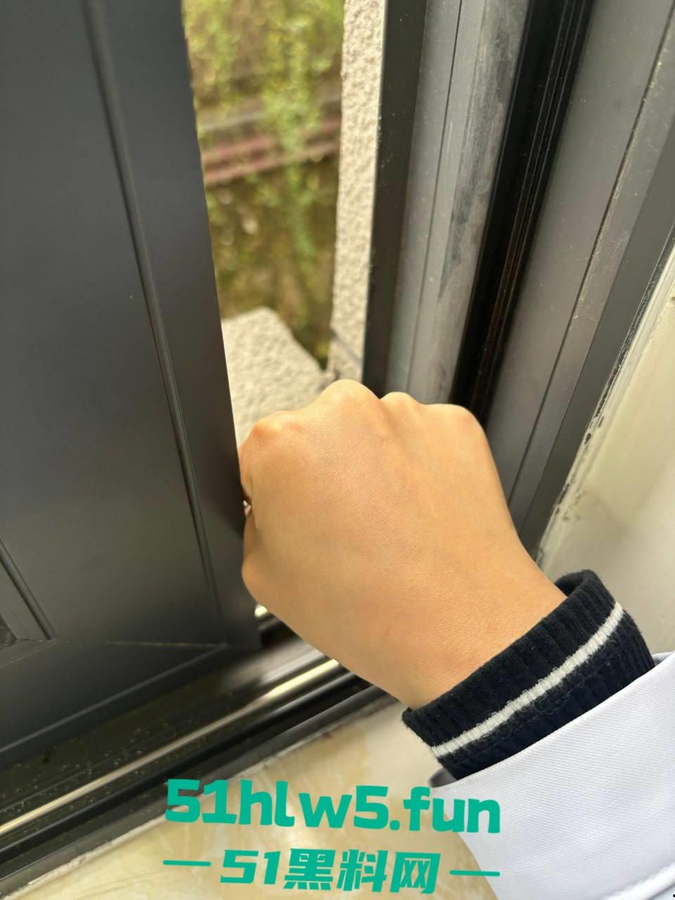 实拍精神病院内部,高墙、铁窗、监控摄像头。真实的牢笼的样子就是另一种类的监狱。-5