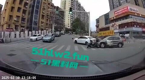 长沙惊现亡命司机,曙光中路地铁站汽车闯红灯狂撞行人,现场鸡飞狗跳司机是真疯了?-7
