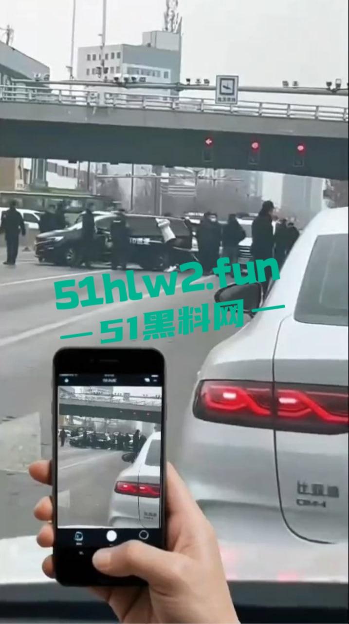 山西晋中疑似欠钱不还引发命案,蕴华街汇通路一死一伤,现场拥堵警方封锁,传言满天飞!-9