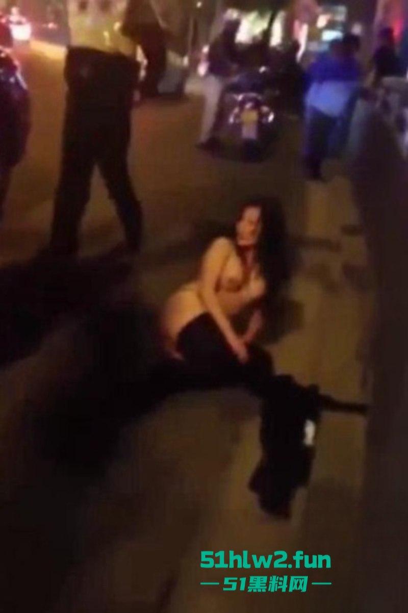 醉酒美女精选合集!上海醉酒女当街脱衣求外国人操她,结果被警方制止并带走!-1