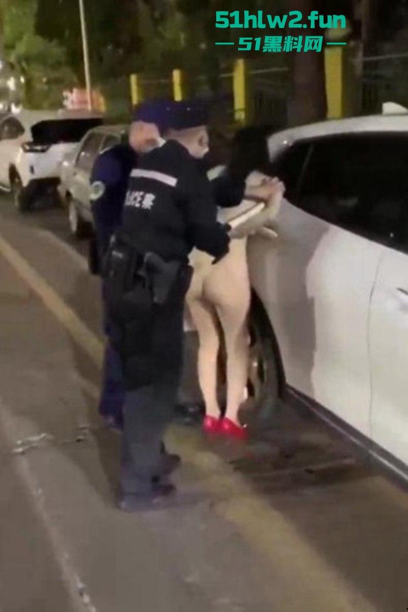 醉酒美女精选合集!上海醉酒女当街脱衣求外国人操她,结果被警方制止并带走!-3