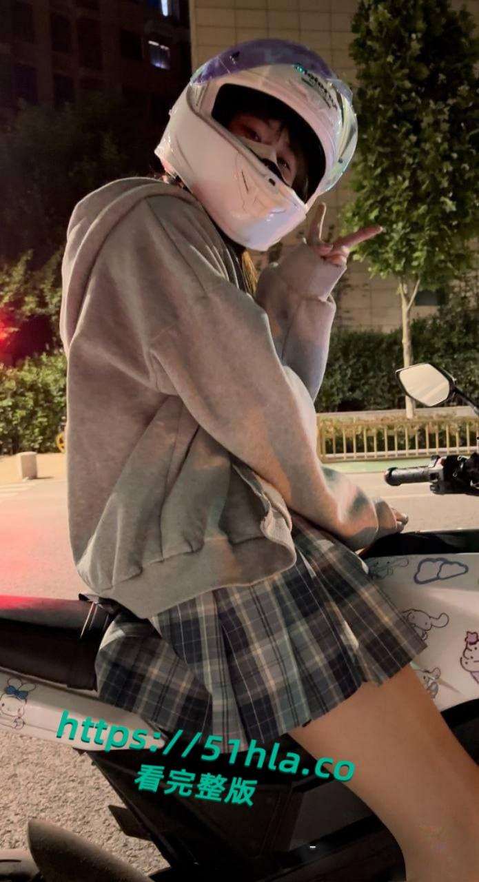 约啪大神【江南第一深情】成功拿下极品反差JK机车妹,闺房后入圆润翘臀蜂腰纤细浪叫极度诱人!-1