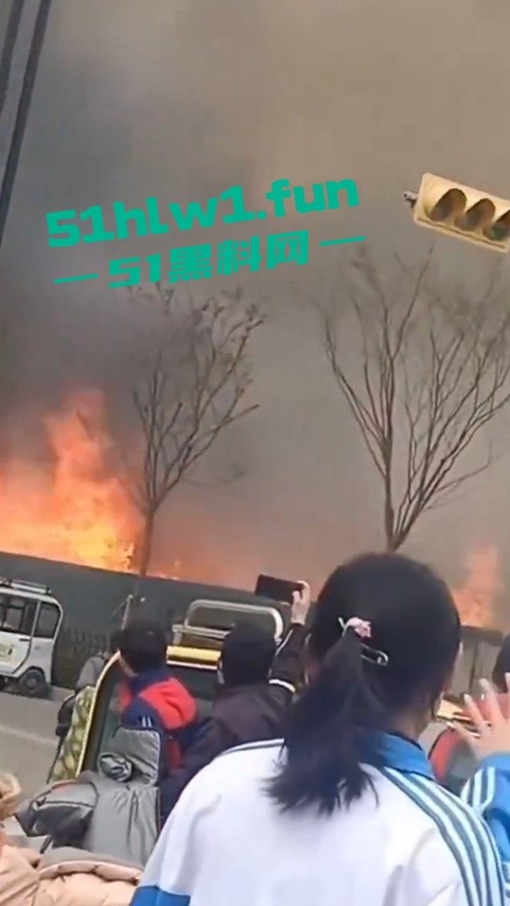 辽宁一停车场突发大火,竟是几个熊孩子放学后玩火烧车,导致几百辆车被烧毁这些家长可赔大了。-1