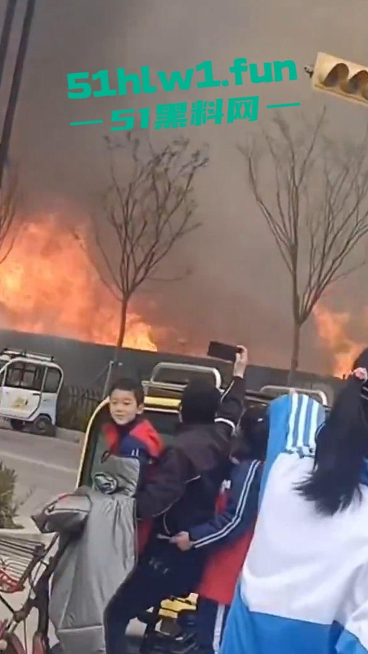 辽宁一停车场突发大火,竟是几个熊孩子放学后玩火烧车,导致几百辆车被烧毁这些家长可赔大了。-4