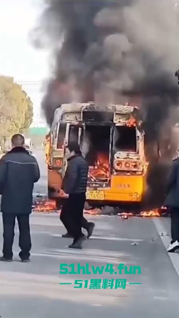 画面凄惨!安徽校车烧成骨架,2女孩互抱烧死幼儿园仍正常上课!目击者:起火后司机还继续开!-6
