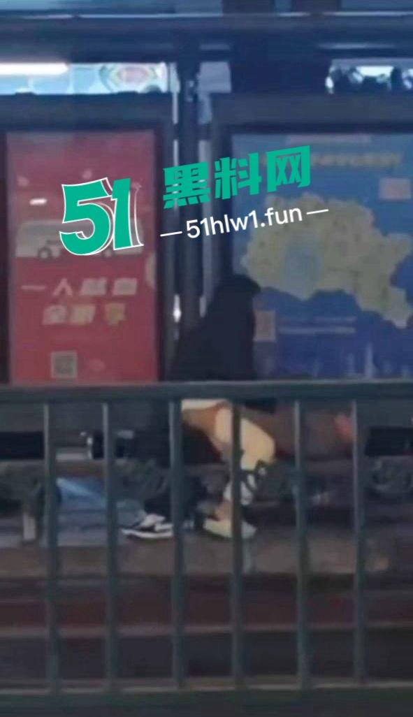 震惊!常州大学城公交车站两男女饥渴难耐当街啪啪,各种姿势变换无视路人视频曝光全网疯传。-5