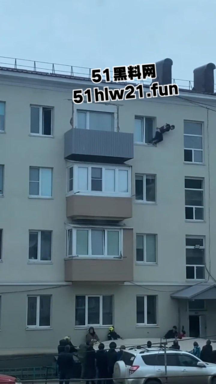 山东男子跳楼自杀，为了将自己摔死还特意选择了入户门的棚顶，这下摔的真Q弹啊。-4