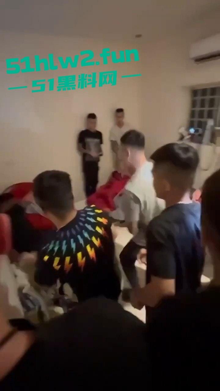 台湾直播主遭一群人拳打脚踢,直播间瞬间变战场,棍子都拿出来了招呼着打,实在是辣眼!-1