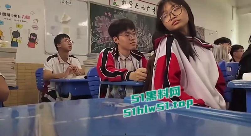 江门一中高三情侣课堂偷摸奶子,同学偷拍视频火爆全网,聊天小纸条更是淫荡不堪!-5