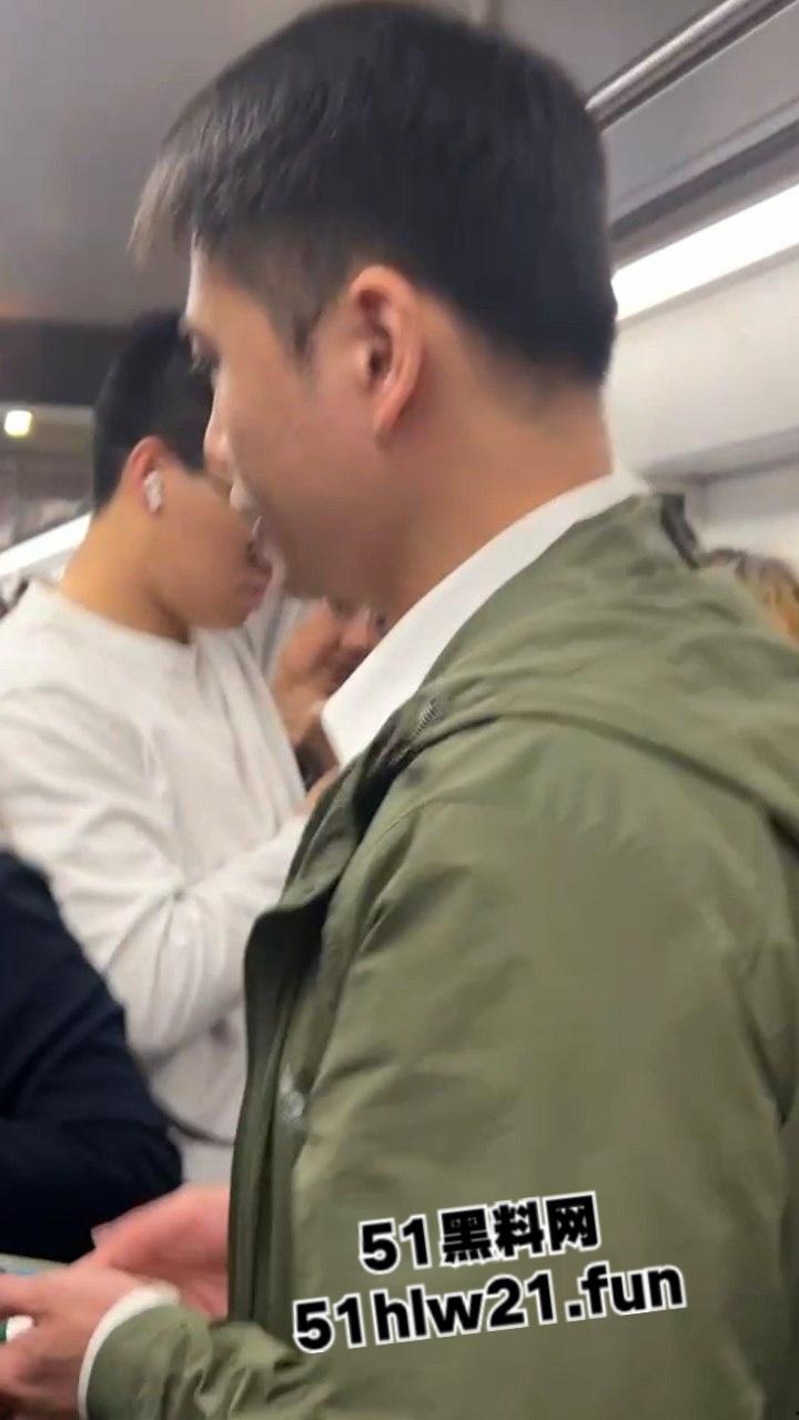 白净大叔竟是地铁痴汉,地铁上顶臀打飞机爆射小仙女屁股,美女羞愤报警被气哭!-1