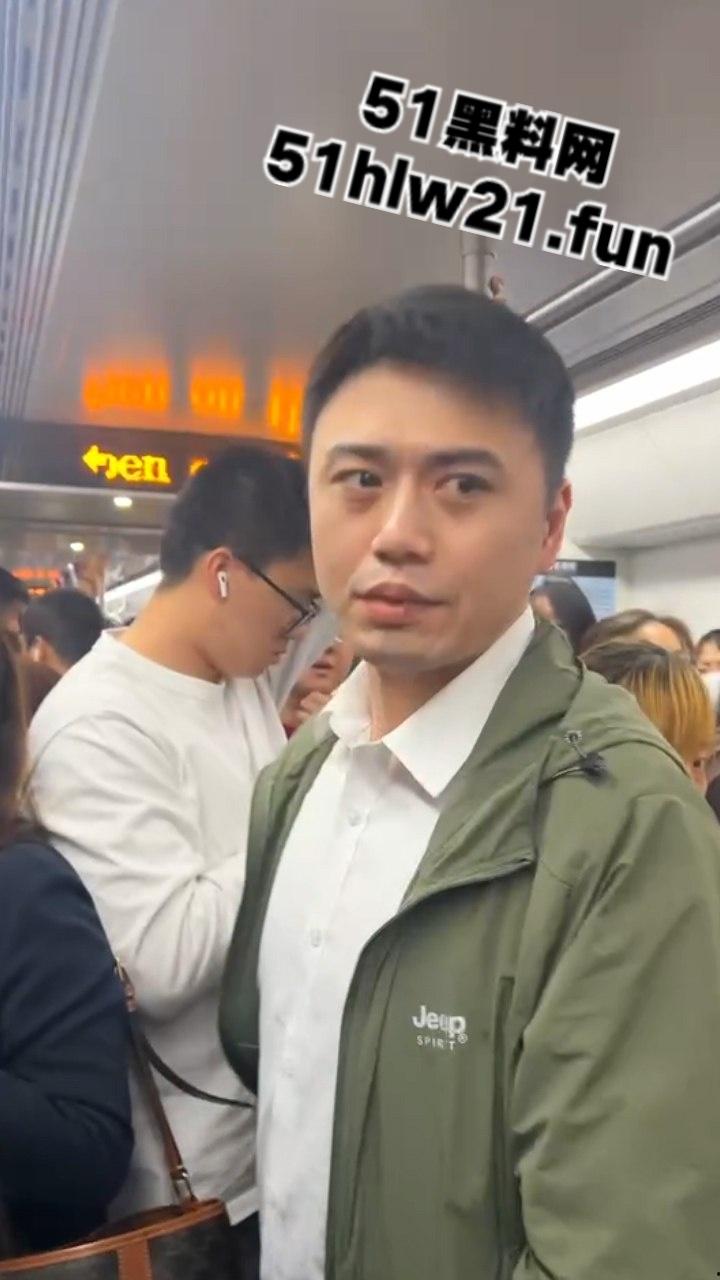 白净大叔竟是地铁痴汉,地铁上顶臀打飞机爆射小仙女屁股,美女羞愤报警被气哭!-3