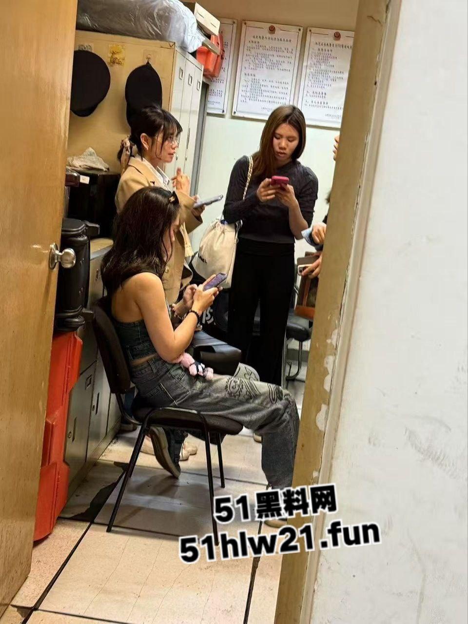 白净大叔竟是地铁痴汉,地铁上顶臀打飞机爆射小仙女屁股,美女羞愤报警被气哭!-8