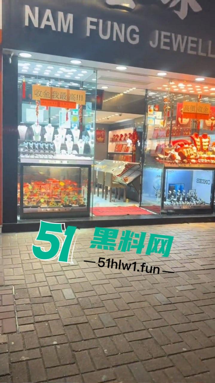 香港街头变抢金战场,4蒙面刀匪手持铁锤猛砸金铺,秒掳金饰驾车狂飙逃离,驾车消失得无影无踪!-9