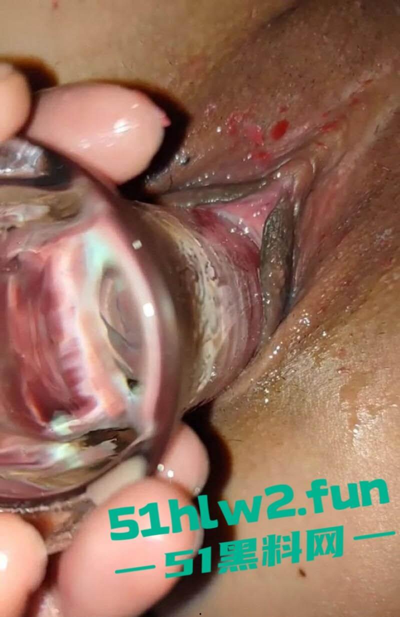 情人节最狂热瓜,JK黑丝清纯妹子玩SM爽了,一边被炮机狂抽一边往逼上滴红色燃料,还嫌不够刺激,再加一根按摩棒!-1