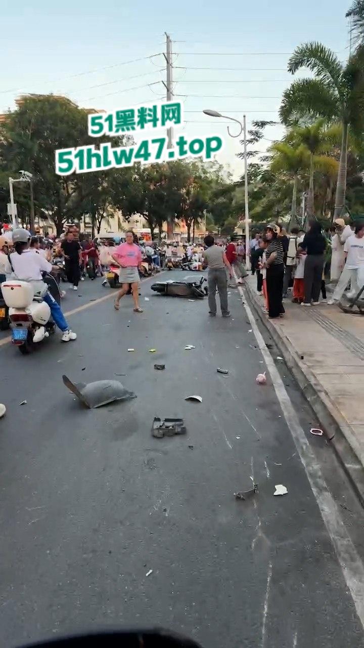 海南三亚金鸡岭路口惊现马路杀手,60岁大妈开货车撞飞一堆电驴和行人,现场十分凄惨混乱!-5