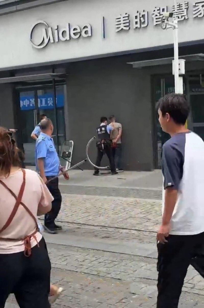 四川成都大街上杀人现场曝光 一男子手持尖刀连捅妻子数刀直至死亡 杀疯了欲对旁边路人下手 尖刀都被捅弯了 现场血流成河 胆小者勿入-3