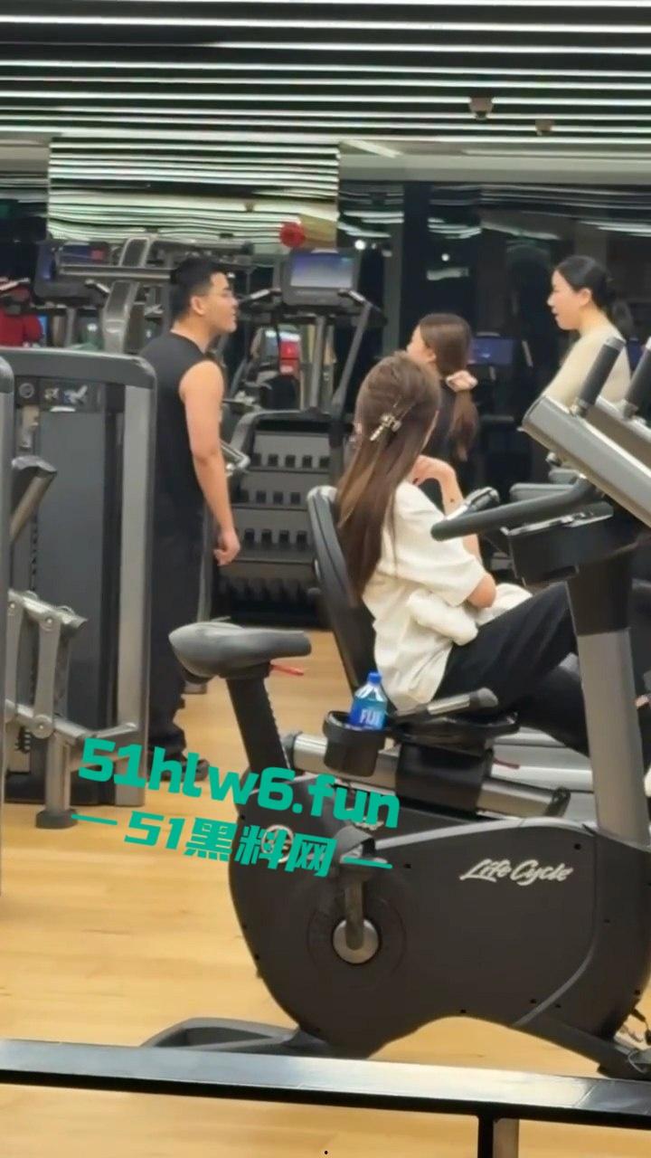 老肥婆诬陷健身小哥对她图谋不轨,小哥却自称是0对母性毫无性趣直接气得大妈报警。-2