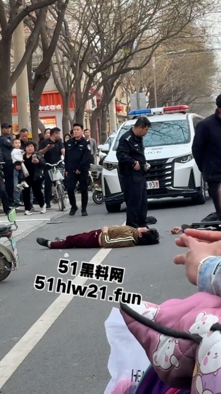 当兵16年后回家先放倒爹妈,河北鸡泽男子为跟小三淫混暴打自己亲生父母,警察面前还放不下拳头。-3