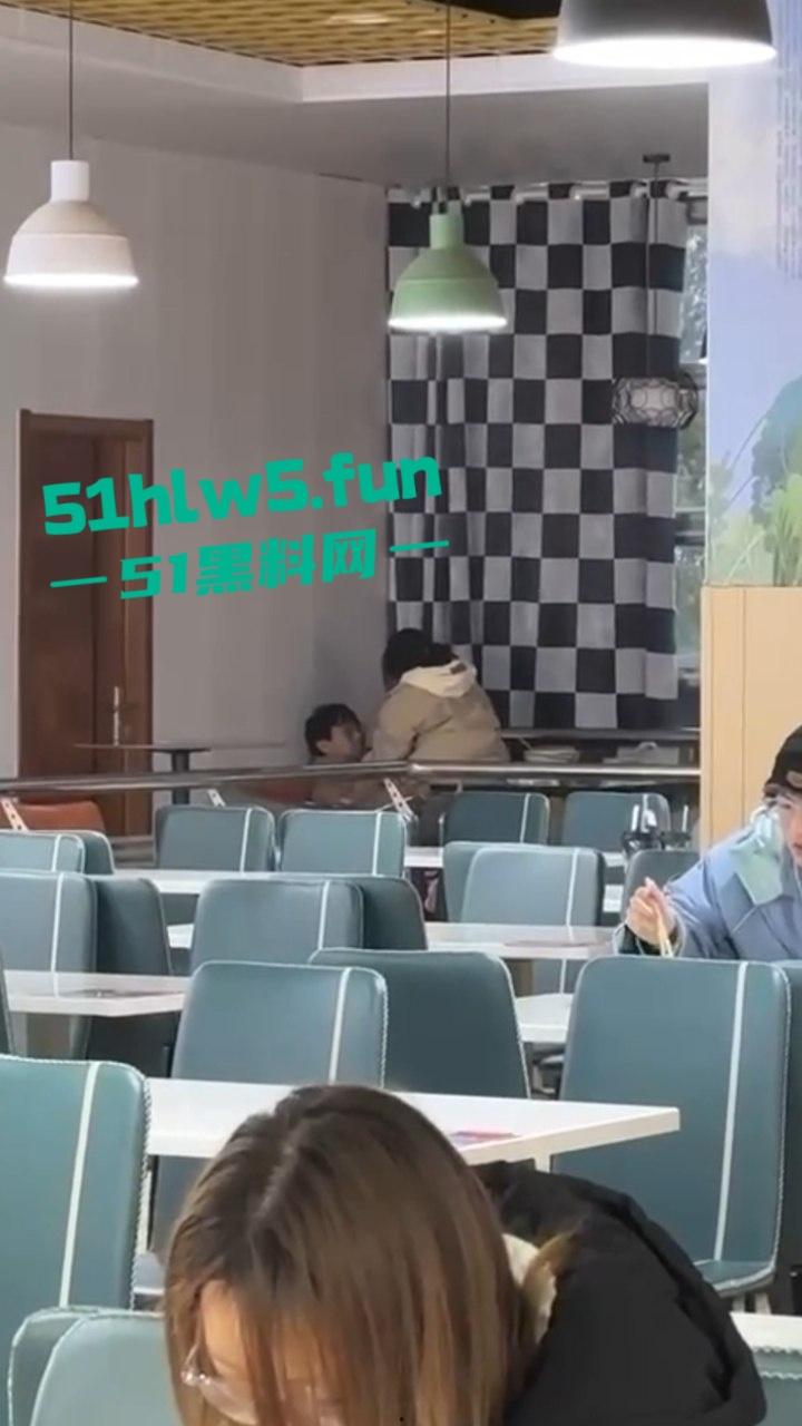 江苏师范大学,在食堂角落一对男女公然摸奶搓逼做爱啪啪,想不到还是被人录下来曝光。-6