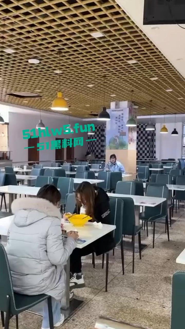 江苏师范大学,在食堂角落一对男女公然摸奶搓逼做爱啪啪,想不到还是被人录下来曝光。-7