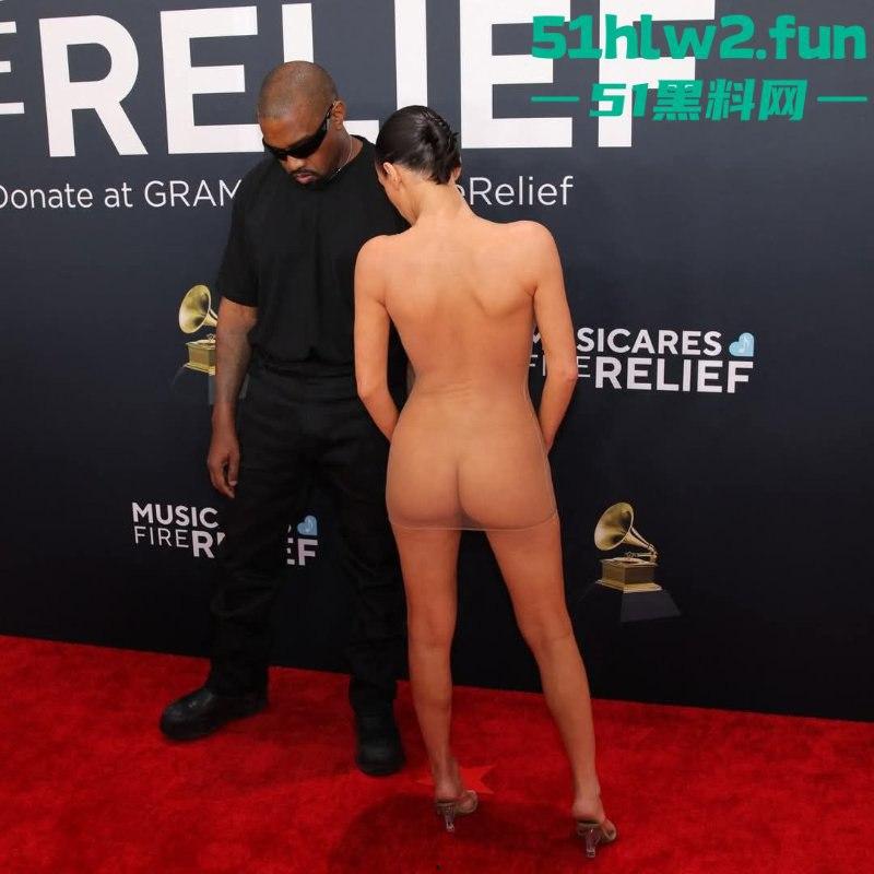 侃爷娇妻真空亮相格莱美红毯,公然上演户外露出全场惊呆!这尺度连镜头都不敢眨眼。-3